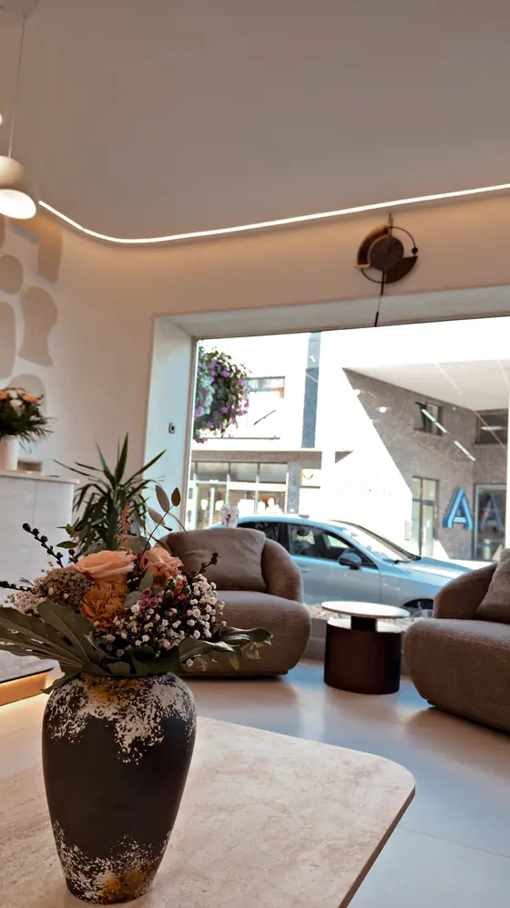 Lounge-Sessel am großen Schaufenster zur Frintroper Straße